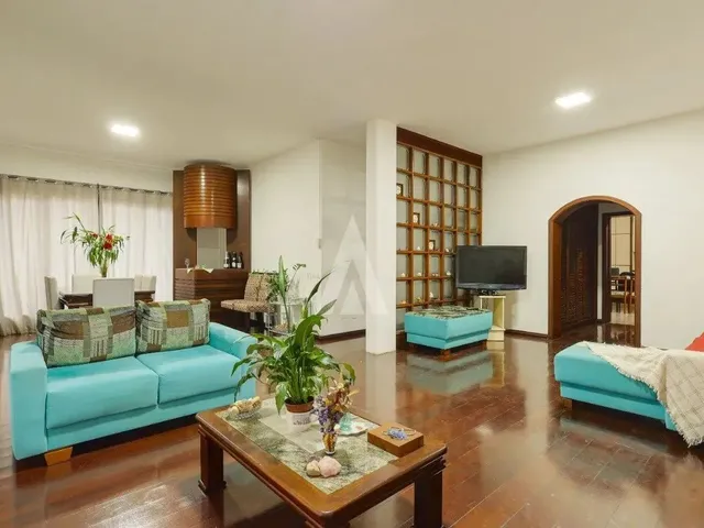 Imagem: Casa com 1 Suíte(S) Mais 2 Quarto(S) À