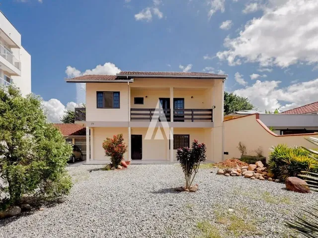 Imagem: A casa possui 3 Dormitórios, 1 Suíte, 3 Banheiros, 2