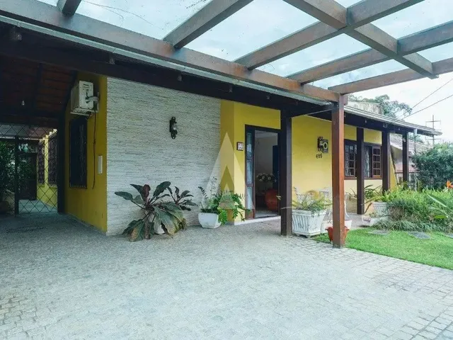 Imagem: Casa com 1 Suíte(S) Mais 2 Quarto(S) À
