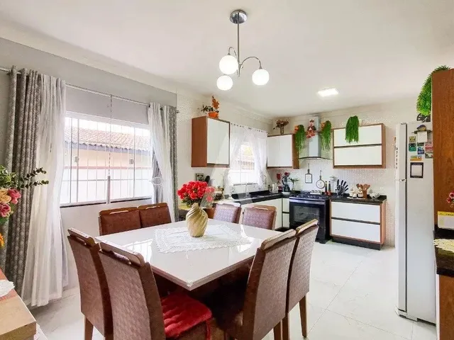 Imagem: Casa com 1 Suíte(S) Mais 2 Quarto(S) À