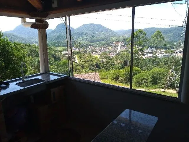 Imagem: A casa possui 3 Dormitórios, 2 Banheiros, 1 Vaga na