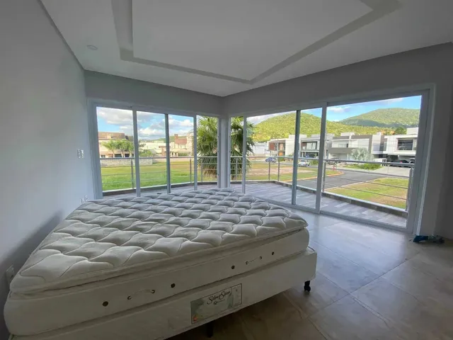 Imagem 15: Casa Mobiliada no Condomínio Caledônia com 4 Dormitórios Sendo 3 Suítes e 4 Vagas Em