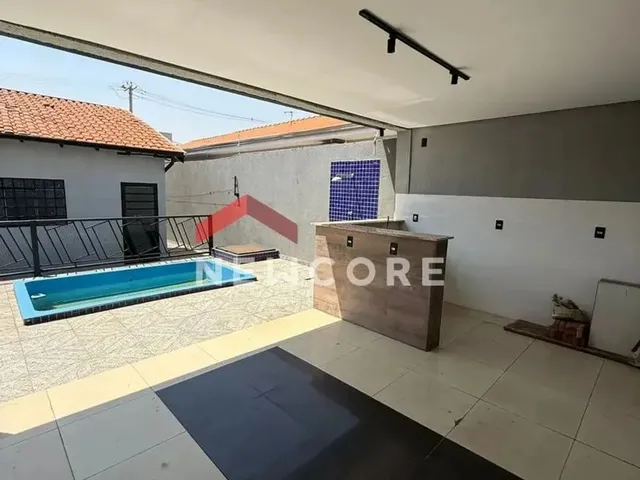 Imagem: A casa possui 3 Dormitórios, 1 Suíte, 2 Banheiros, 2