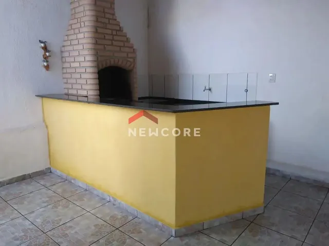 Imagem: A casa possui 3 Dormitórios, 2 Banheiros, 2 Vagas na