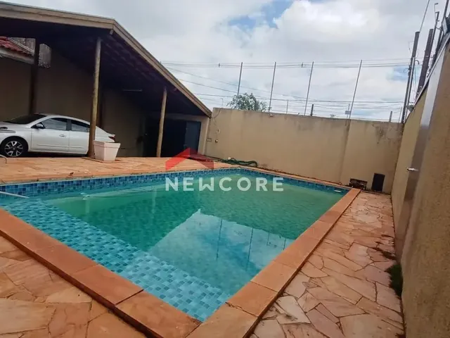 Imagem: A casa possui 2 Dormitórios, 2 Suítes, 3 Banheiros, 4
