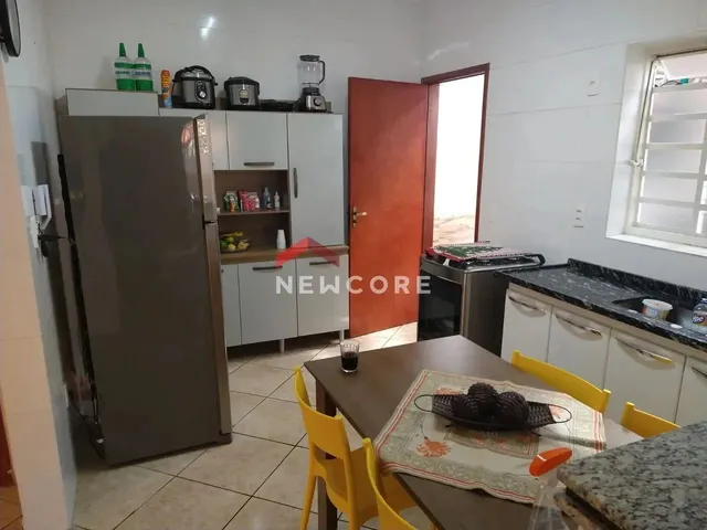 Imagem: A casa possui 3 Dormitórios, 1 Suíte, 2 Banheiros, 2