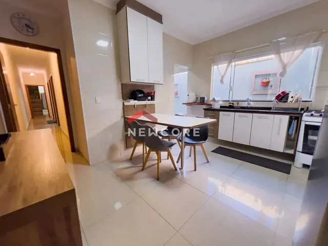 Imagem: A casa possui 3 Dormitórios, 1 Suíte, 3 Banheiros, 4