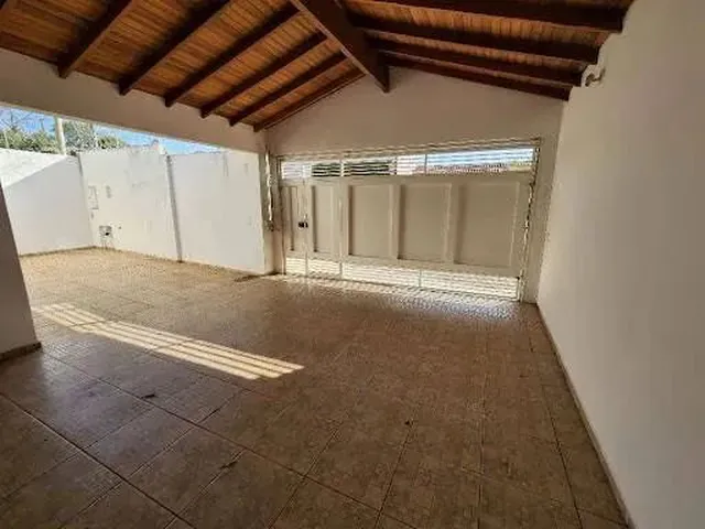 Imagem: A casa possui 3 Dormitórios, 2 Suítes, 4 Banheiros, 3