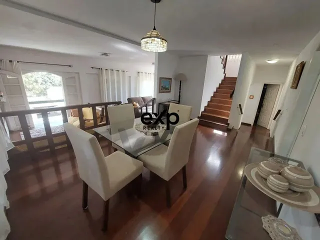 Imagem: A casa possui 3 Dormitórios, 5 Banheiros, 3 Vagas na