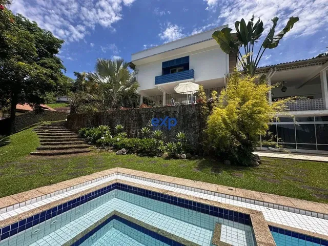 Imagem: A casa possui 4 Dormitórios, 4 Suítes, 5 Banheiros, 5