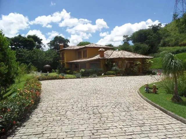 Imagem: A casa possui 4 Dormitórios, 4 Suítes, 5 Banheiros, 5
