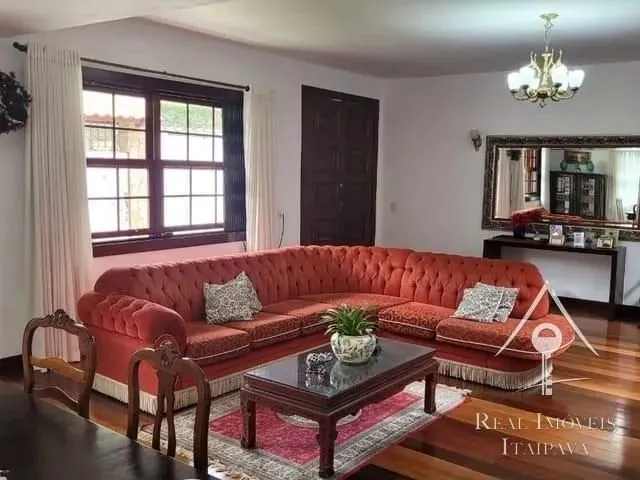 Imagem 2: Quitandinha - Casa com 800M², com Vista Cinematográfica!...