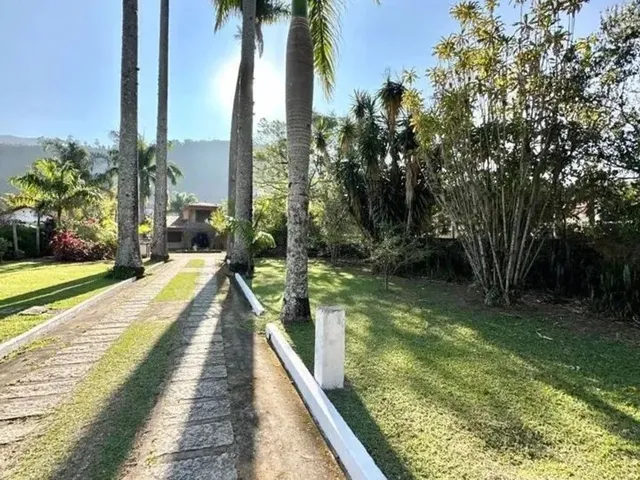Imagem: A casa em condomínio possui 5 Dormitórios, 3 Banheiros, 5