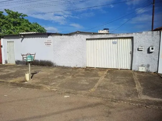 Imagem: A casa possui 4 Dormitórios, 1 Suíte, 2 Banheiros, 1 Vaga