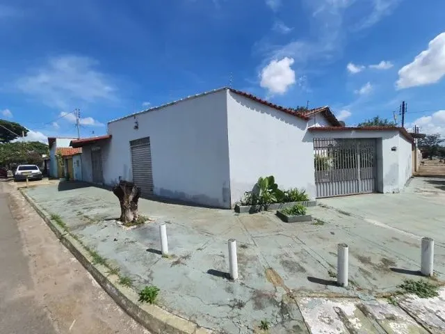 Imagem: A casa possui 3 Dormitórios, 2 Suítes, 3 Banheiros, 2
