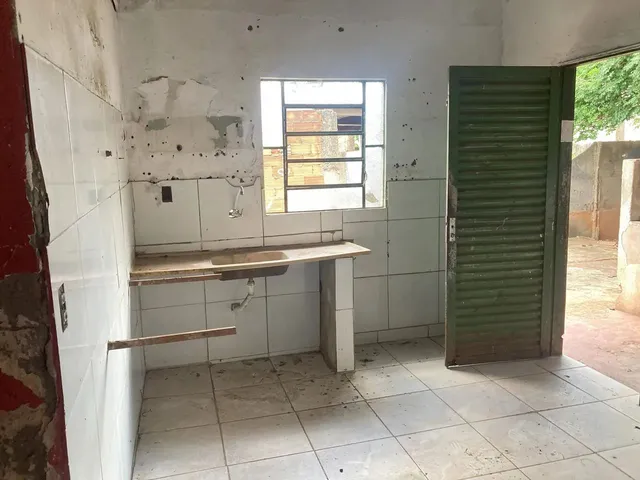 Imagem: A casa possui 4 Dormitórios, 1 Banheiro, 5 Vagas na