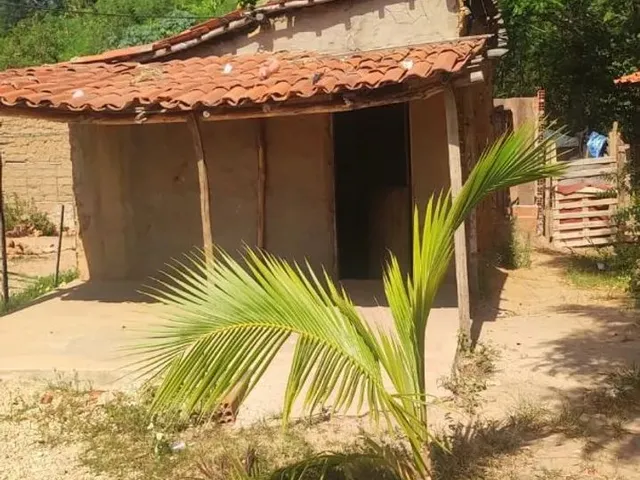 Imagem: Terreno com Casa Quase Terminada de Tijolo