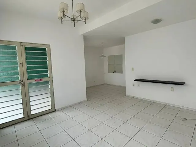 Imagem 1: Casa de Três Quartos na Zona Leste com Amplo Espaço