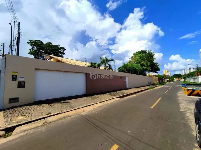 Imagem: Casa de Alto-Padrão À Venda no Bairro
