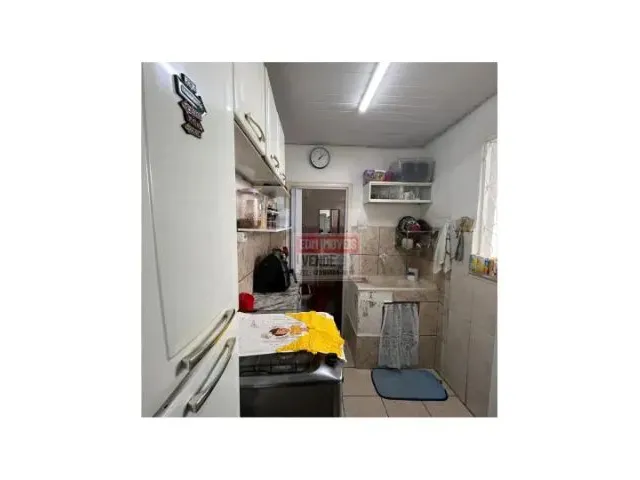Imagem: A casa possui 1 Dormitório, 1 Banheiro, 1 Vaga na garagem