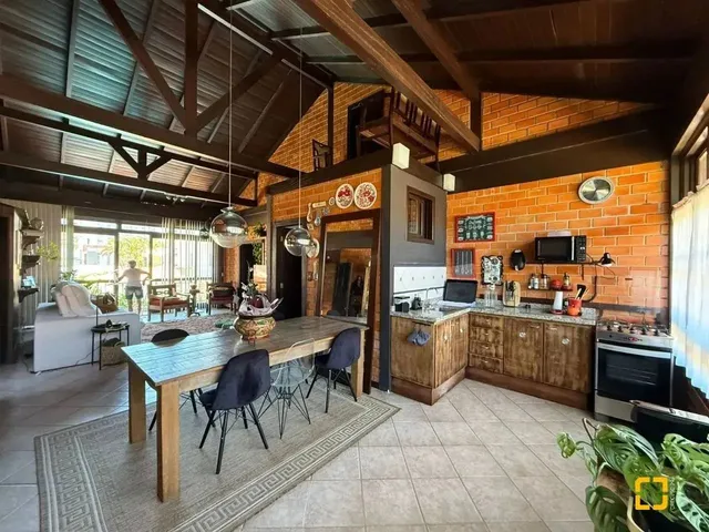 Imagem 3: Casa com 5 Quartos, 2 Suítes, com Piscina, no Parque São Jorge, Florianópolis