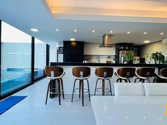Imagem 3: Casa na Trindade com 4 Dormitórios com Vista Espetacular, Moderna e Requintada