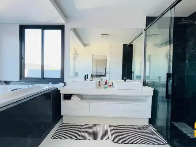 Imagem 7: Casa na Trindade com 4 Dormitórios com Vista Espetacular, Moderna e Requintada