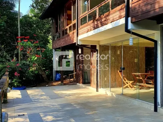 Imagem: 2 Casas em Terreno com Localização Privilegiada