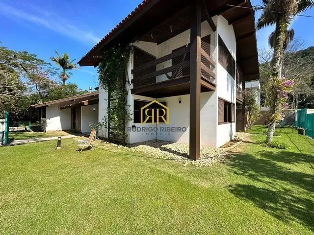 Imagem: Casa com 06 Dorm. 01 Suíte na Trindade