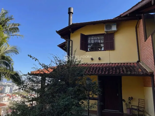 Imagem 2: Casa de 4 Dormitórios com 2 Suítes no Itacorubi com Piscina