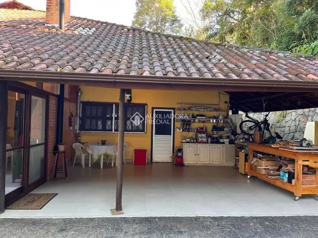 Imagem 7: Casa de 4 Dormitórios com 2 Suítes no Itacorubi com Piscina