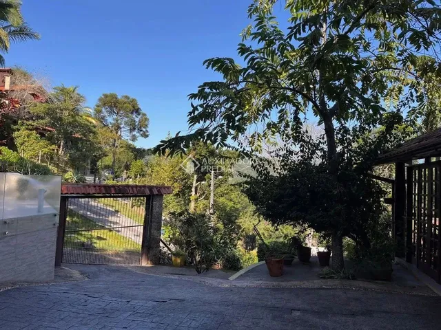 Imagem 10: Casa de 4 Dormitórios com 2 Suítes no Itacorubi com Piscina