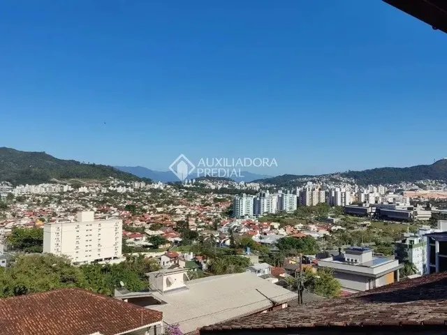 Imagem 12: Casa de 4 Dormitórios com 2 Suítes no Itacorubi com Piscina
