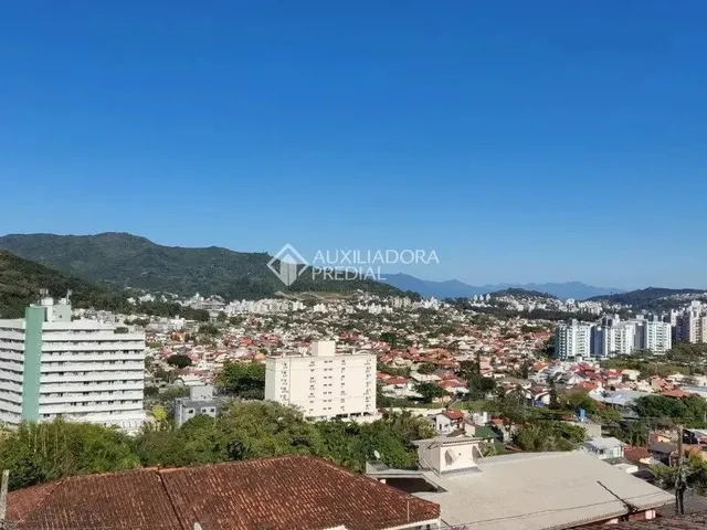 Imagem 3: Casa de 4 Dormitórios com 2 Suítes no Itacorubi com Piscina
