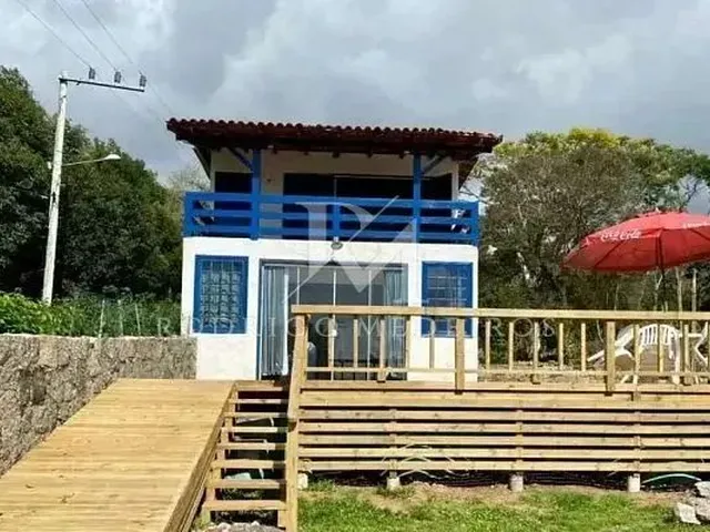 Imagem: Casa com 3 Quartos e Terreno Amplo À Venda