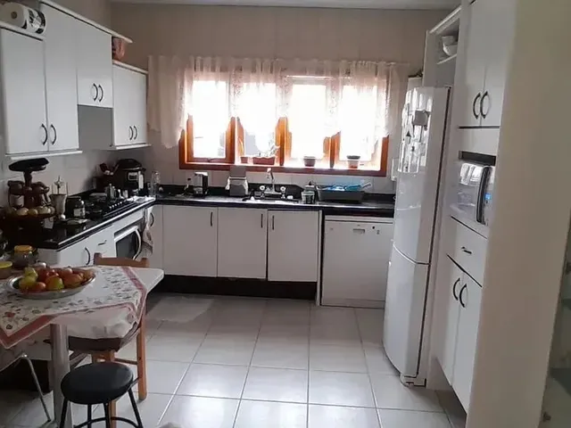 Imagem 3: Térrea para Venda Possui 314 Metros Quadrados com 4 Quartos em Trindade - Florianópolis