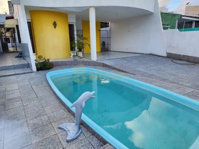 Imagem: Casa Ampla com Piscina e 4 Suítes em Rua