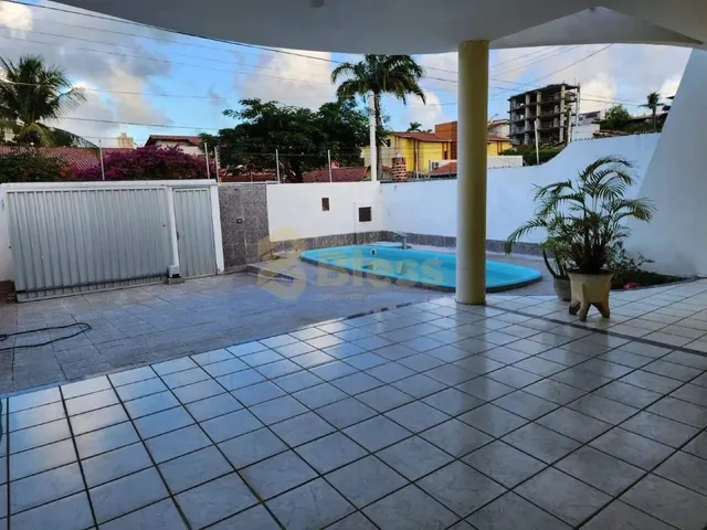Imagem 15: Casa Ampla com Piscina e 4 Suítes em Rua Tranquila de Capim Macio