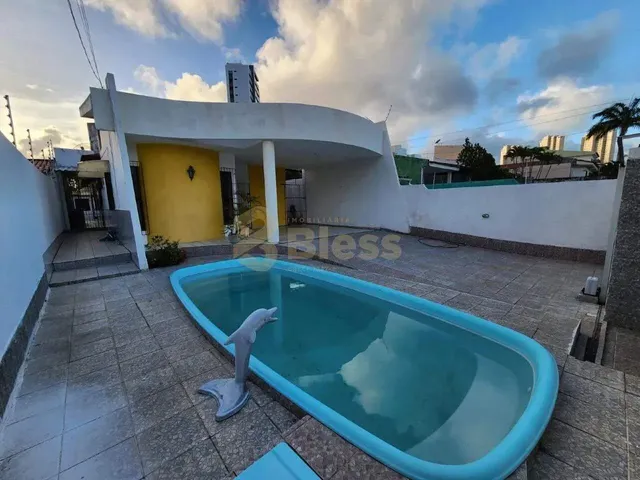 Imagem 2: Casa Ampla com Piscina e 4 Suítes em Rua Tranquila de Capim Macio