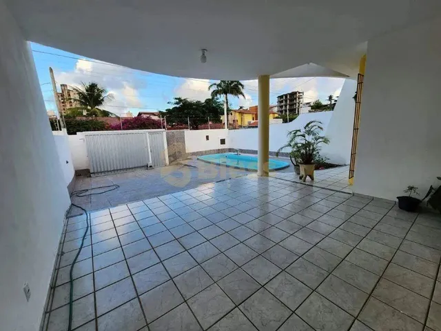 Imagem 8: Casa Ampla com Piscina e 4 Suítes em Rua Tranquila de Capim Macio