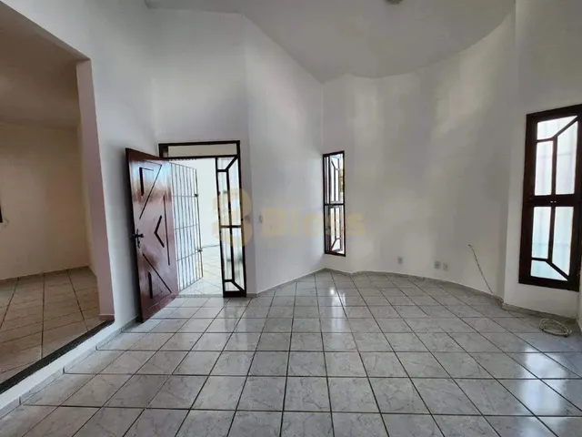 Imagem 13: Casa Ampla com Piscina e 4 Suítes em Rua Tranquila de Capim Macio