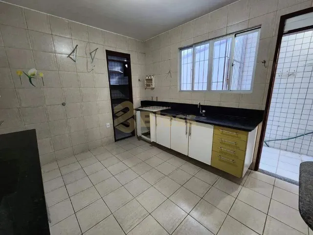 Imagem 14: Casa Ampla com Piscina e 4 Suítes em Rua Tranquila de Capim Macio
