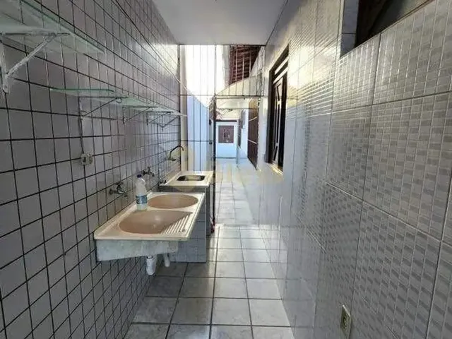 Imagem 3: Casa Ampla com Piscina e 4 Suítes em Rua Tranquila de Capim Macio