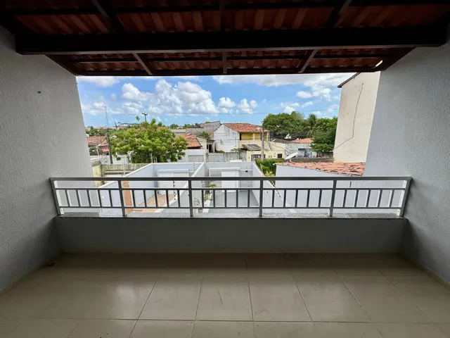 Imagem 2: Casa com 6 Vagas, 3 Quartos, 1 Quadra da Av. Godofredo Maciel