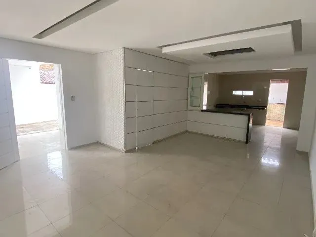 Imagem 3: Casa com Três Quartos Sendo Um Suíte - Jóquei - 108M²