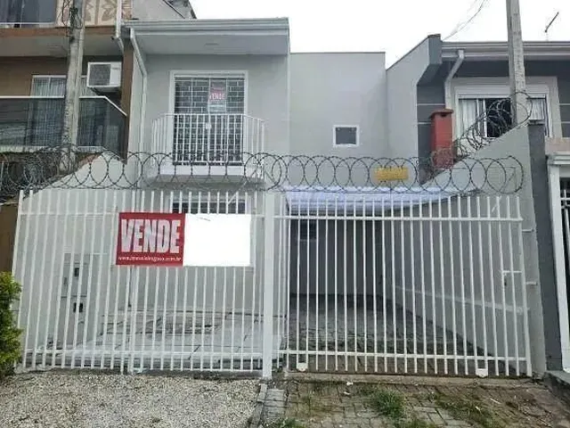 Imagem: A casa possui 3 Dormitórios, 2 Banheiros, 2 Vagas na