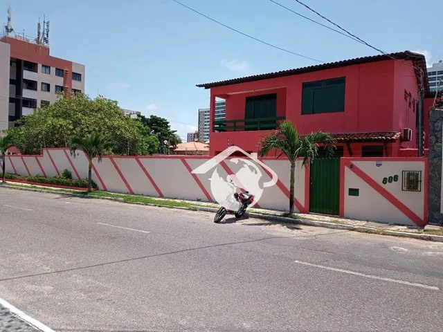 Imagem: A casa possui 5 Dormitórios, 2 Banheiros, 5 Vagas na