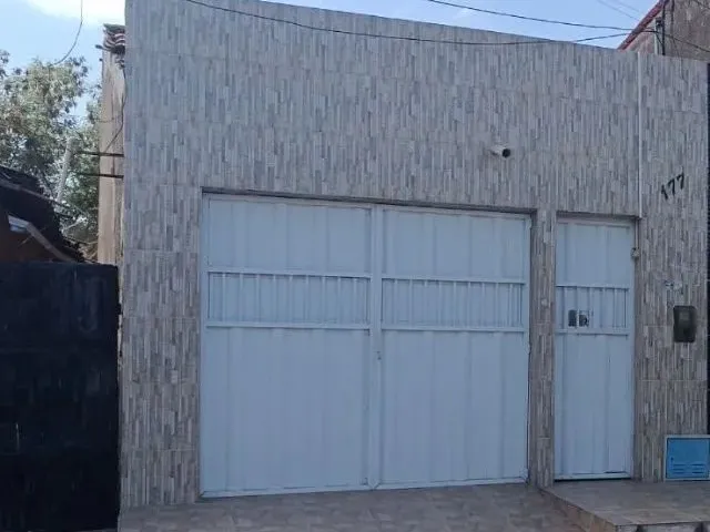 Imagem: A casa possui 4 Dormitórios, 2 Banheiros, 1 Vaga na