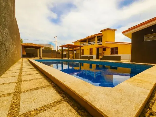 Imagem: A casa possui 4 Dormitórios, 2 Suítes, 5 Banheiros, 5