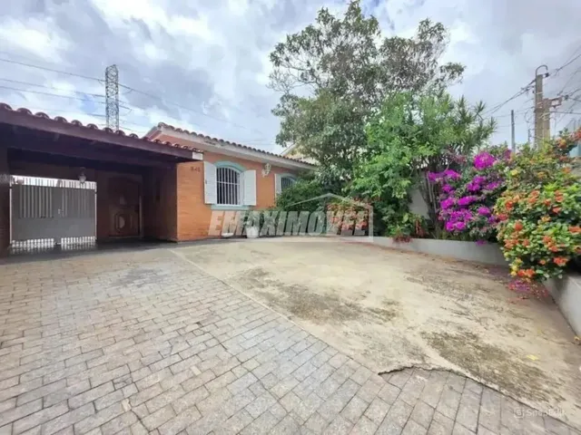 Imagem: A casa possui 4 Dormitórios, 1 Suíte, 3 Banheiros, 4